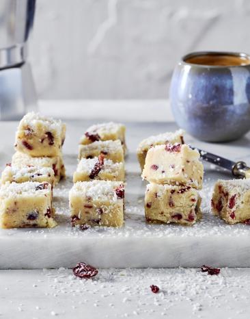 Weißes Schokoladen-Fudge mit Kokos