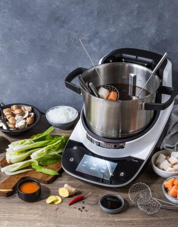 Asiatisches Fondue mit Gemüse und Meeresfrüchten.