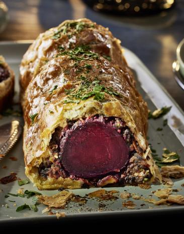 Beet Wellington auf einem Serviertablett.