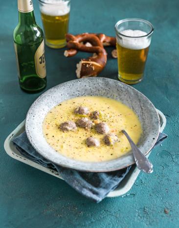 Bier-Cheddar-Suppe mit Fleischklößchen