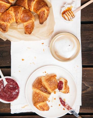 Croissants auf einem Teller.