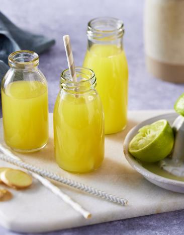 Goldener Shot in drei Glasflaschen.