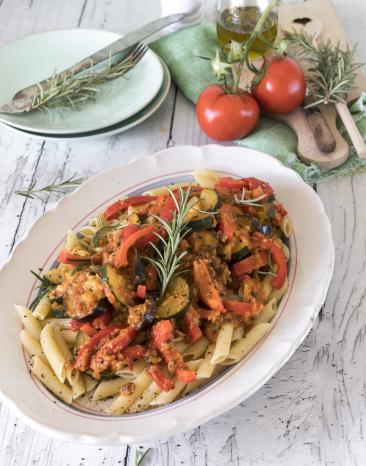 Französisches Ratatouille mit buntem Gemüse und Pasta
