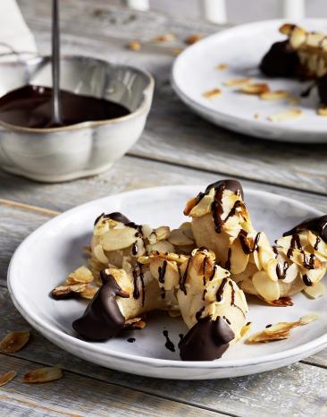 Mandelhörnchen mit Schokolade auf zwei Tellern.