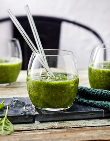 Grüner Smoothie in drei Gläsern.