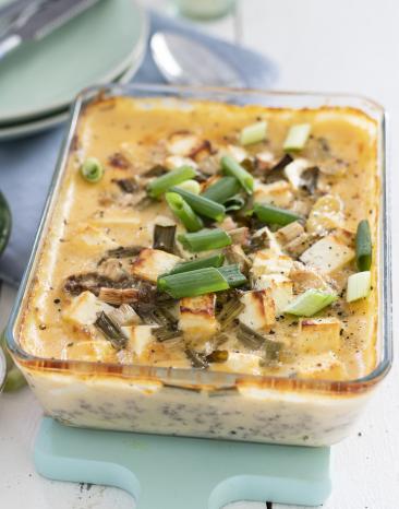 Schafskäse-Auflauf in einer Auflaufform.