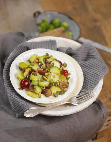 Rosenkohlsalat mit Weintrauben