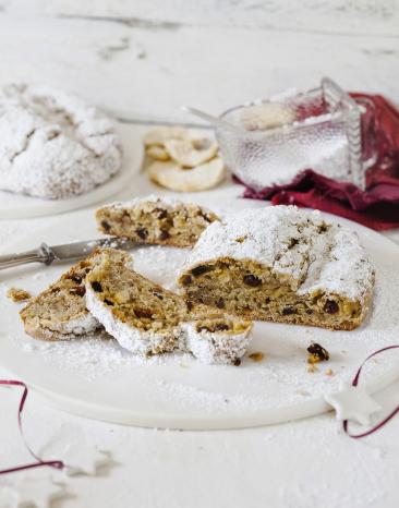 Stollen mit Puderzucker und Rosinen.