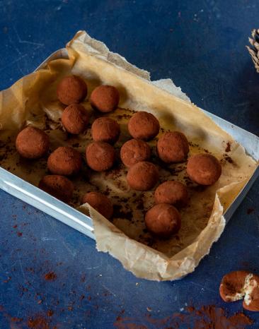 Marzipankartoffeln auf einem Backblech.