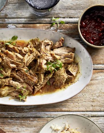 Pulled Pork mit Barbecue-Sauce auf Teller angerichtet.