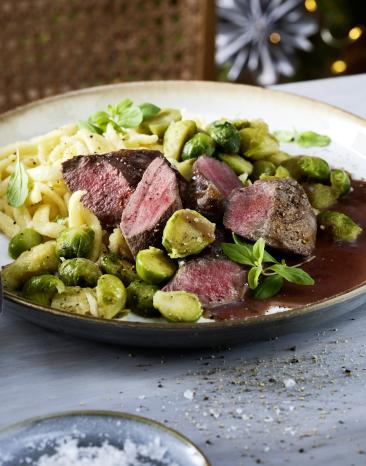Rehmedaillons mit Spätzle und Rosenkohl