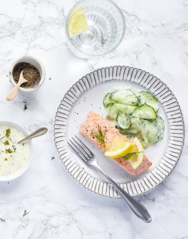 Sous-vide Lachs mit Gurkensalat und Kräuterremoulade