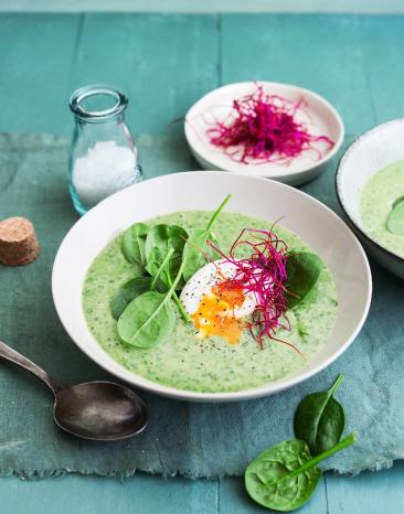 Spinat-Porreesuppe mit pochiertem Ei