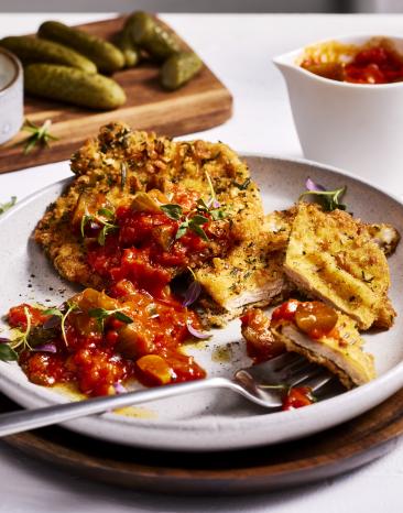 Ungarische Sauce mit kleinen Schnitzeln in Kräuter-Panade