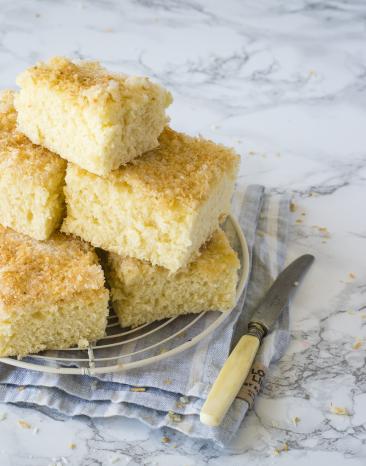 Buttermilchkuchen mit Kokos Stücke auf einem Teller gestapelt