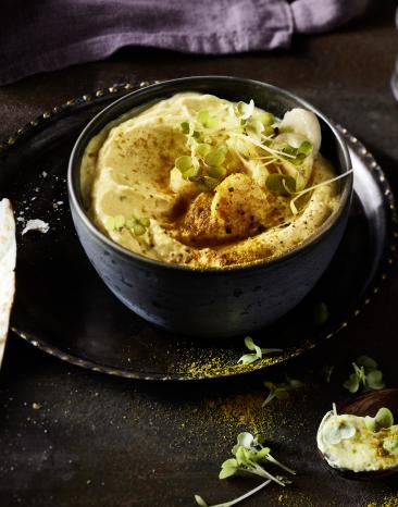 Gelber Dip mit Curry in einem Schälchen.