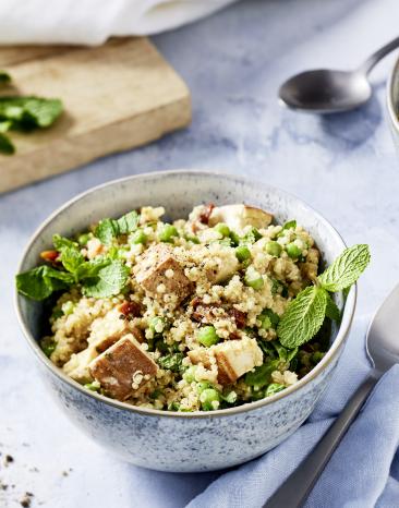 Quinoasalat in einer Bowle.