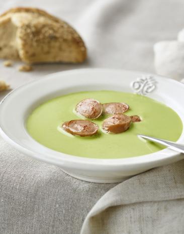 Erbsensuppe mit gebratenen Frankfurter Würsten
