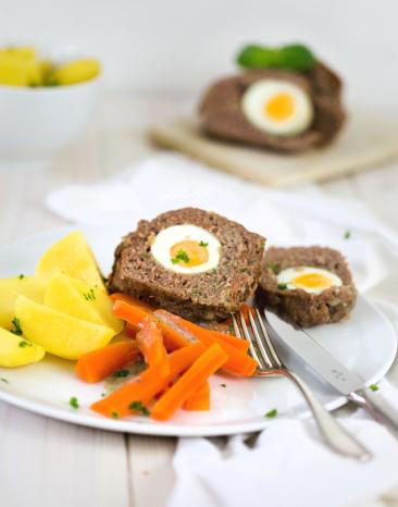 Hackbraten mit Ei, Kartoffeln und Karotten auf Teller