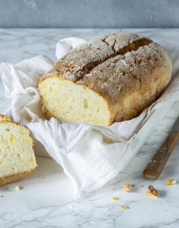 Ein Laib Brot auf einem hellen Küchentuch.