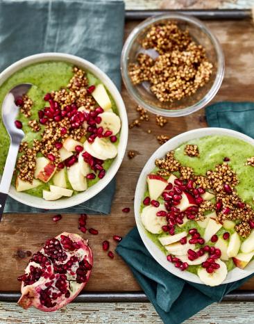 Grüne Smoothie-Bowl in zwei Schüsseln.