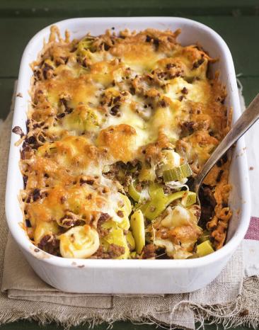 Hackfleisch-Lauch-Gratin in einer Auflaufform mit Käse überbacken.