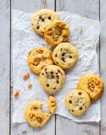Zweierlei Cookies (Chocolate Chip und karamellisierte Erdnuss)