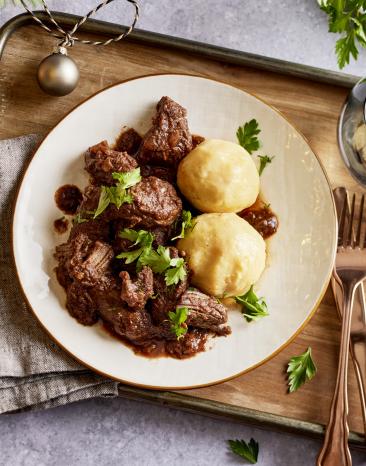 Aromatisches Sauerbraten-Gulasch mit Kartoffelklößen