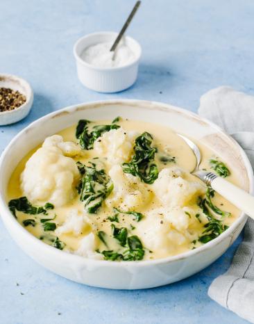 Blumenkohl-Spinatauf Teller mit Sauce