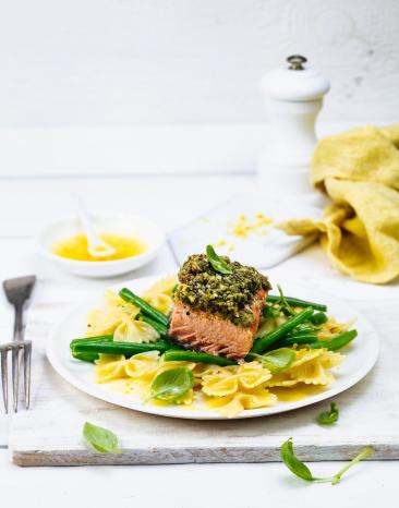 Farfalle in Zitronenbutter mit Lachsfilet mit Pestokruste