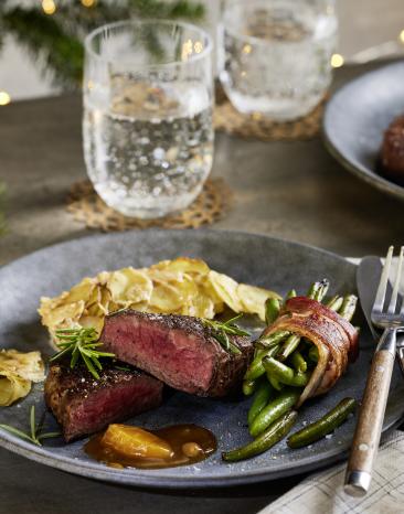 Filetsteak mit Bohnen im Speckmantel und Kartoffelgratin