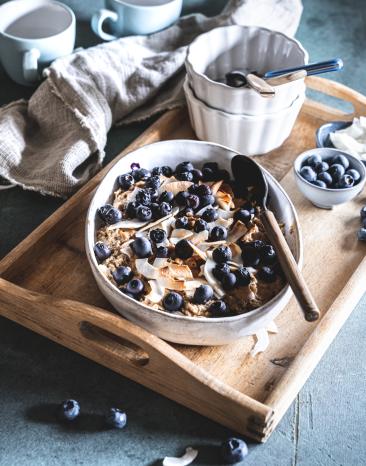 Gebackener Porridge mit Blaubeeren