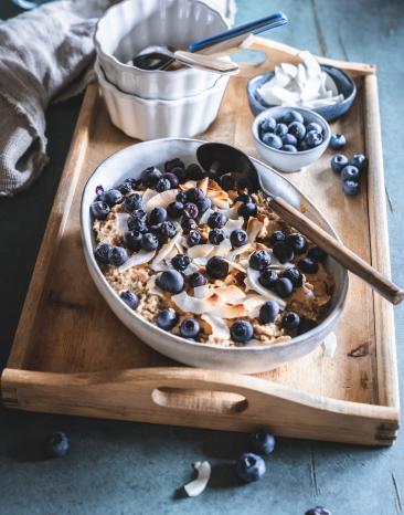 Gebackener Porridge mit Blaubeeren