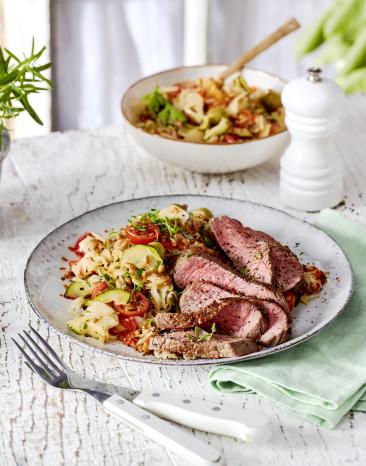 Gemüse-Dinkel-Salat mit Rindersteakstreifen