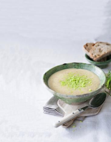 Kartoffel-Lauch-Suppe in einer grünen Schale mit Brot