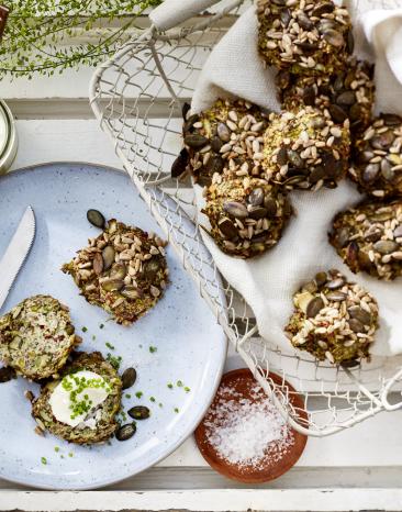 Knackige Körnerbrötchen mit Kräutern.