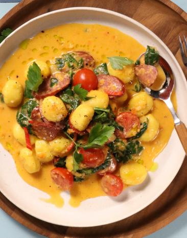 Fruchtig scharfe Sauce aus Tomaten, Chili und Sahne mit Gnocchi und Kabanossis.