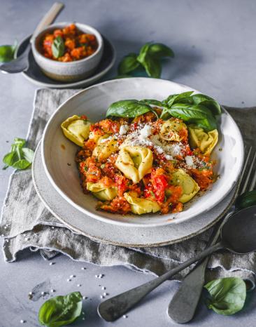 One-Pot Tortellini mit Tomate-Basilikum-Sauce