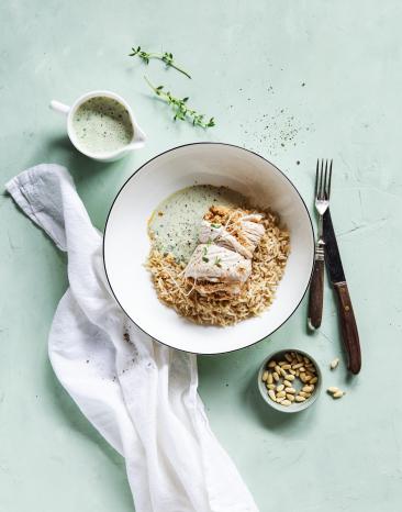 Putenröllchen in einem tiefen Teller mit Besteck
