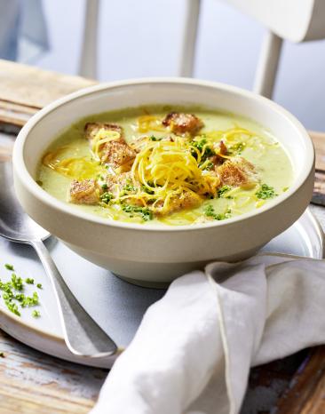 Rosenkohl-Käsesuppe mit Croûtons