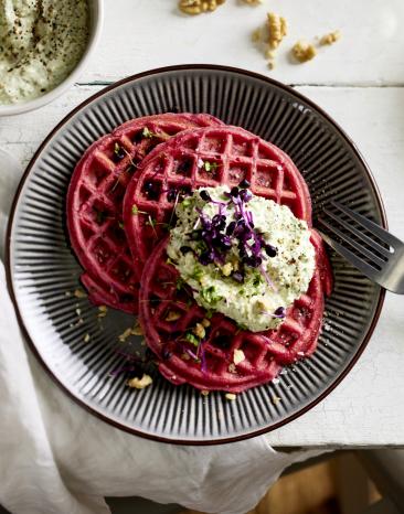 Rote Bete-Waffeln mit Walnuss-Dip