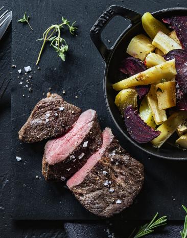 Sous-vide Rinderhüftsteak mit Wurzelgemüse