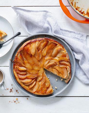 Apfeltorte mit gesalzenem Butterkaramell.