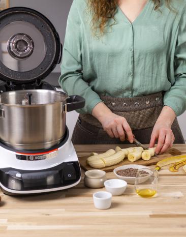 Bananenbrot-Zutaten neben de Cookit: Bananen werden vorbereitet