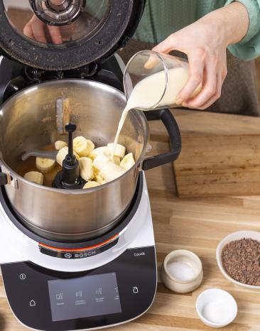 Zutaten für ein Bananenbrot werden in den Cookit gefüllt. 