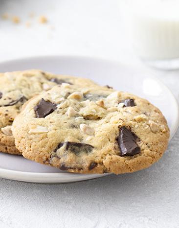 Cookies auf einem weißen kleinen Teller