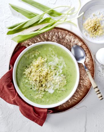 Bärlauchcremesuppe mit Zitronenbröseln