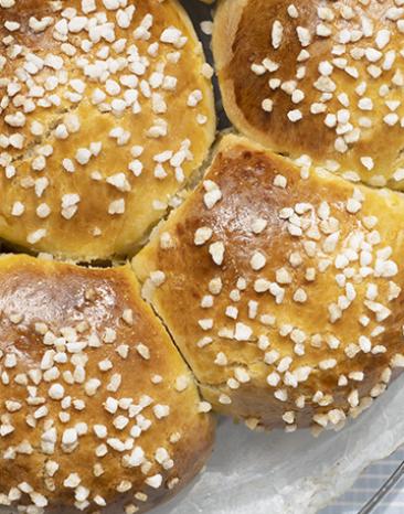 Buchteln mit Hagelzucker