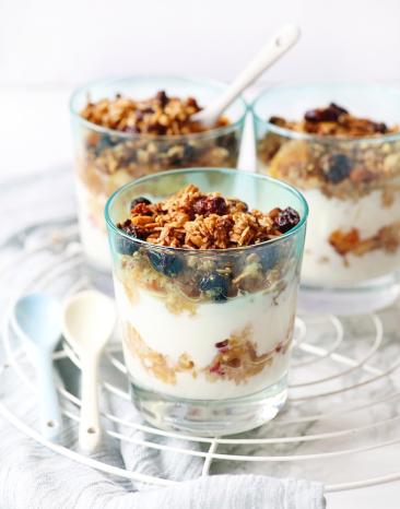 Fruchtjoghurt mit Dinkel-Mandel-Crunch im Glas