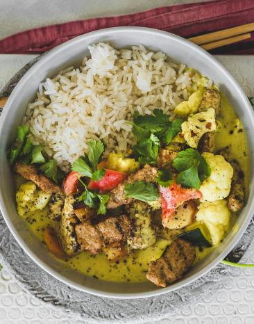 Veganes Curry mit Reis, Gemüse und Sojastreifen.